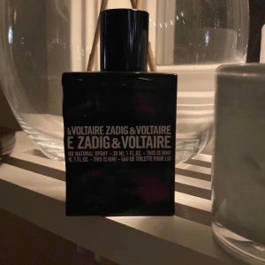 Zadig & Voltaire parfym - Råkade köpa denna parfymen för män istället för den för kvinnor. Endast sprayad en gång då jag upptäckte att det var fel doft. Köpte den för 640kr på Åhléns. 