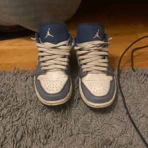 Air Jordan 1 low - Air Jordan 1 low ”ashen slate”. I andvändt skick men kan bli väldigt fräscha om man nyter skosnören. Nypris runt 2000kr och mitt pris 499kr  (pris kan diskuteras)