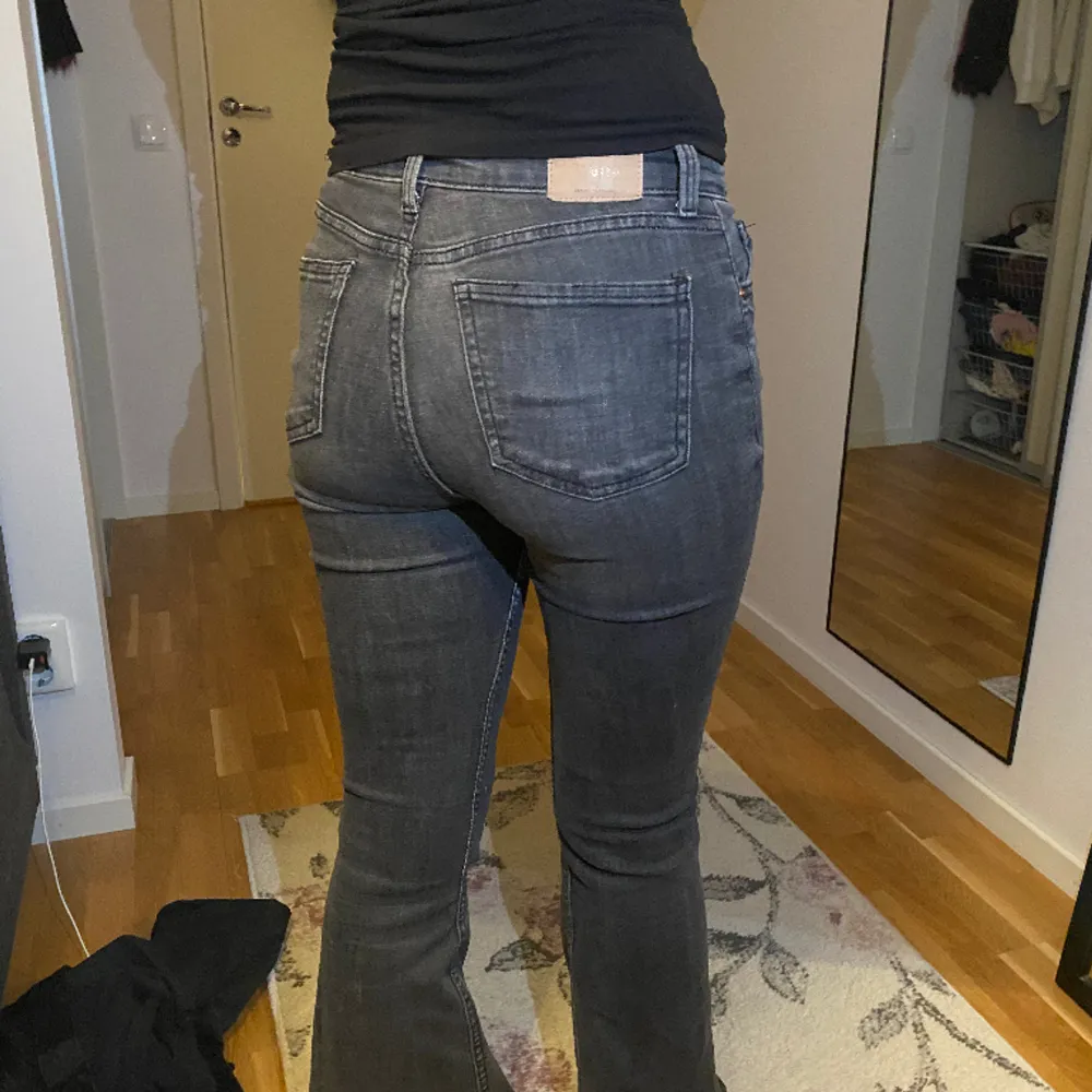 Flare jeans från Bershka. . Jeans & Byxor.