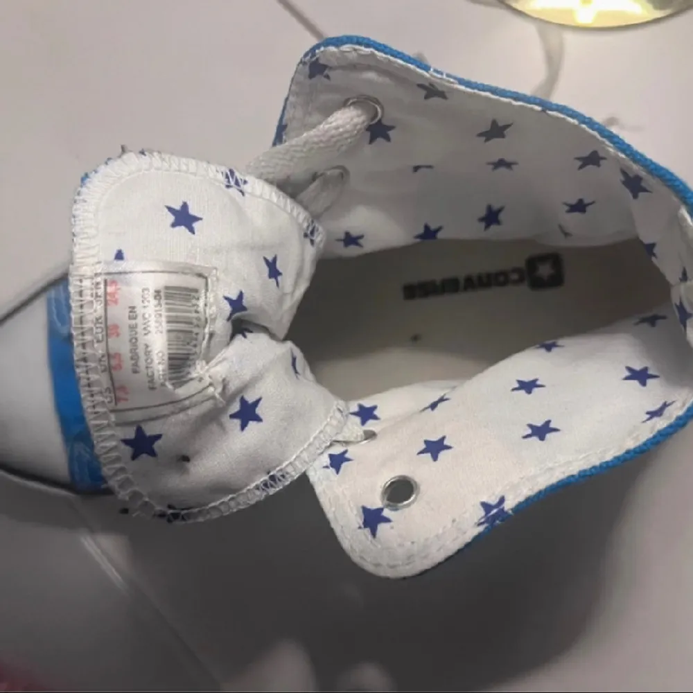 Blå FAKE converse skor!! Visste inte att de var fake när jag köpte dem här på plick och säljer dem nu. . Skor.