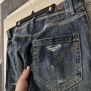 Dondup Jeans - Säljer nu dessa extremt snygga Dondup jeans i modellen Mius🤝😌 Använda ett fåtal gånger, skick 9/10 Ställ gärna frågor!💪🏻