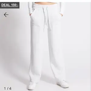 Gråa low waist sweatpants från lager157 i strl m✨ Inte jätteanvända så i fint skick! Nypris: 200 men säljer för 130💓kom privat för fler bilder!!