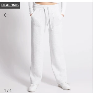 Low waist sweatpants  - Gråa low waist sweatpants från lager157 i strl m✨ Inte jätteanvända så i fint skick! Nypris: 200 men säljer för 130💓kom privat för fler bilder!!
