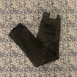 Replay jeans  - Säljer ett par replay jeans som är helt nya. Använd en gång. Dem är lite större än slim fit, men sitter fortfarande riktigt snyggt. Jeansen passar mellan 170-175! Ny pris 800kr, mitt pris 400kr. /Oliver