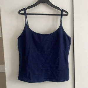 Linne - Ett fint linne som tyvärr inte kommer till användning för att det är för kort för mig. Köpt för 50 kr, jag säljer för halva priset💗💗Aldrig använt! Köparen betalar frakt🌟