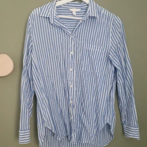 Skjorta  - Knappt använd.