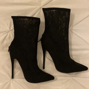 Klackskor spetts - Häftiga klackar/stövlar i silk och spets, knappt använda