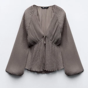 Blus från zara - Säljer denna fina och helt slutsålda blus från zara. Nypris 379 💘lappen är kvar och aldrig använd. Konstanta för egna bilder.