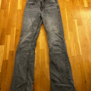 Jeans - Gråa jeans från Gina storleken är 34 de finns inga defekter osv. 