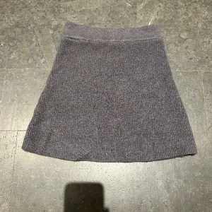 Zara stickad kjol🩶 - Så fin mörkgrå stickad kjol från zara! Storlek s men passar även s. Inga defekter, som nyskick! Används inte längre då jag har flera stickade kjolar