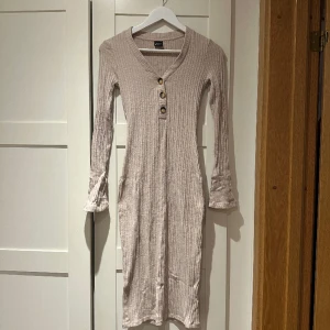 Gina tricot klänning - Långklänning från Gina. Storlek xs men passar även s då den är stretchig. 🤍