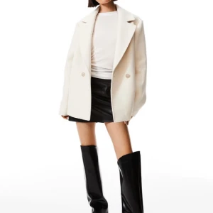 Dubbelknäppt kappa  - Säljer min dubbelknäppta kappa ifrån H&M. Super fin och endast använd fåtal gånger och är i ny skick.