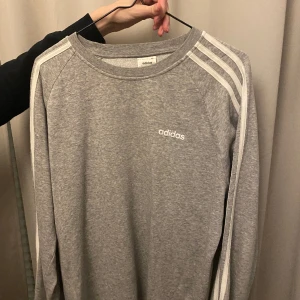 Adidas  - En grå adidas tröja som är i fint skick. Används inte längre därav säljer jag den. 