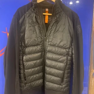 Svart parajumper cardigan.  - Jag är 175 cm och jackan passar bra, tror att size är antingen M eller S, relativt bra skick inga defekter 8/10 👌