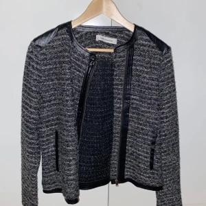 Snygg koft/jacka - Säljer min snygga kofta/jacka som knappt är använd. Storlek M, skulle dock säga mer åt xs/s hållet. Fint skick💞 + frakt 