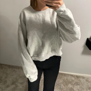 Sweatshirt  - Säljer en sweatshirt från bik bok. Storlek L men passar även mindre. Så mjuk och mysig. HELT NY