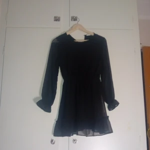 Svart klänning med mesh långarmar från kappahl - Bra skick, använd ungefär 5 gånger.