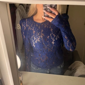 spets topp - skit fin blå spets tröja ifrån lindex, den har buffar på axlarna (se på sista bilden). den är i bra skick och passar mig perfekt som har storlek S!☺️