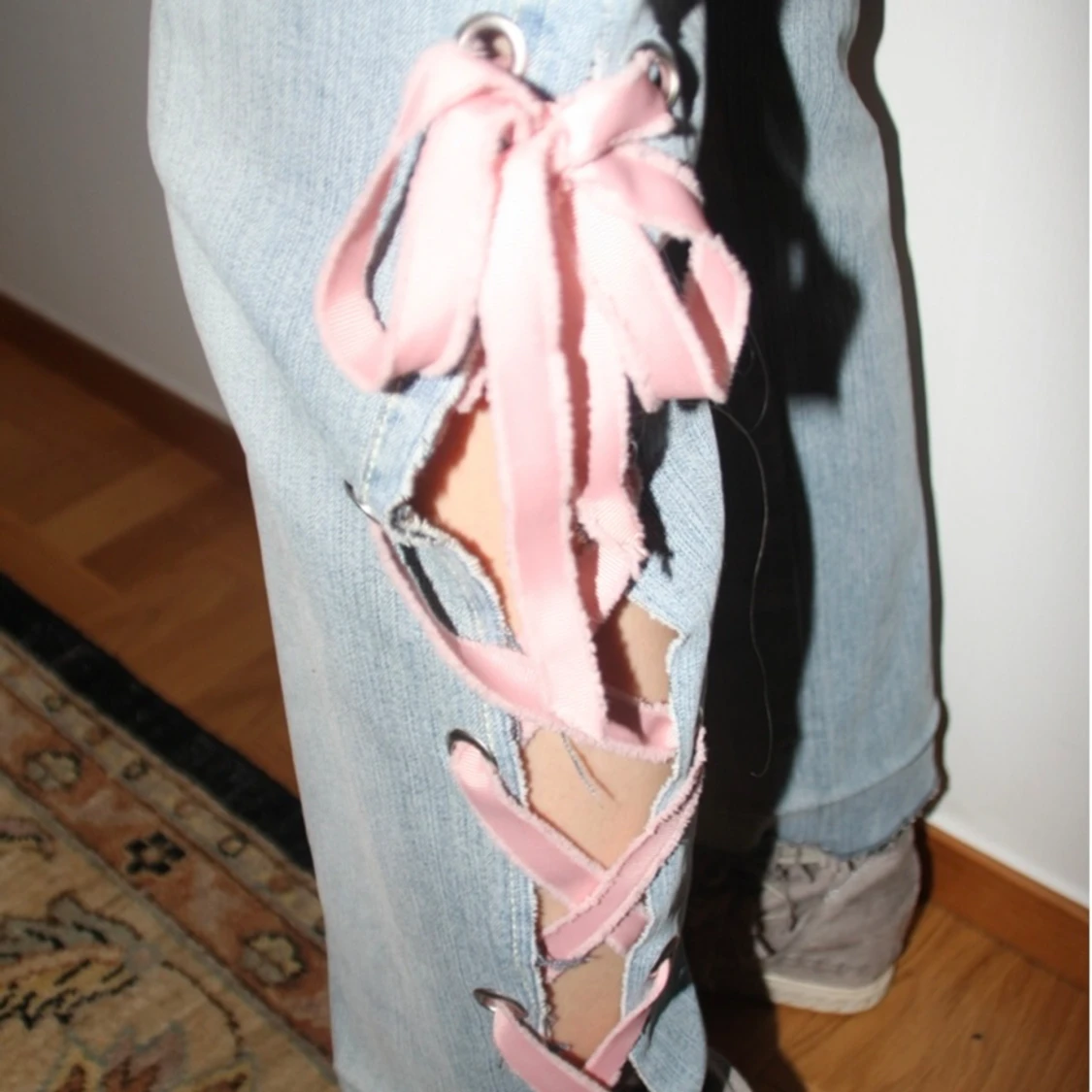 Jeans med rosa snörning  - 91