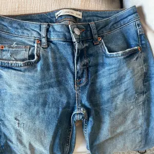 Säljer dessa jeans från ginatricot, de är skinny men går att sy om!