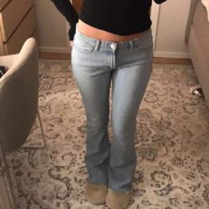 Lågmidjade ljusblå zara jeans, köpt här på plick för 350kr men tyvärr för stora. Lånade bilder från hon jag köpte av, använd gärna köp nu!!😊💞