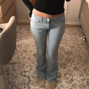 Zara jeans - Lågmidjade ljusblå zara jeans, köpt här på plick för 350kr men tyvärr för stora. Lånade bilder från hon jag köpte av, använd gärna köp nu!!😊💞