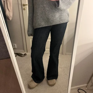 Lågmidjade bootcut jeans - Skitsnygga blåa lågmidjade bootcut från märket GAP köpta på Zalando Pre Owned men som nya, jag har heller aldrig använt dom! Innerbenslängden 83 och midjemåttet 39 rakt över, men skulle säga att de passar folk som har mindre också! 💗💗 