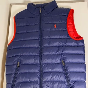 Raulph Lauren Väst - 9/10 skick, västen passar alla outfits. Du kommer inte kunna hitta en billigare Raulph Lauren väst en denna. 