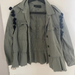 Grön jeans jacka  - Så unik och fin jeans jacka med massa coola detaljer. Säljer för att jag inte använt den, bra skick!❤️❤️