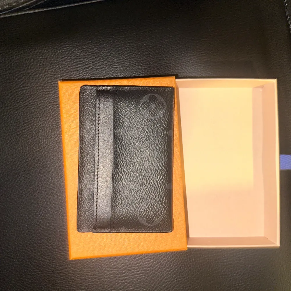 Köpte denna plånboken åt min vän som present när jag var i Paris för 305€ han ville inte ha den och kan ej Lämmna tillbaka den nu så skulle vilja sälja den så snabbt och så billigt som möjligt den är helt oanvänd ny skick. Övrigt.