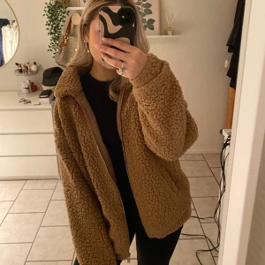 teddyjacka brun - brun teddyjacka ❤️ lite längre i modellen men super mysig och varm, perfekt till våren 🌼 