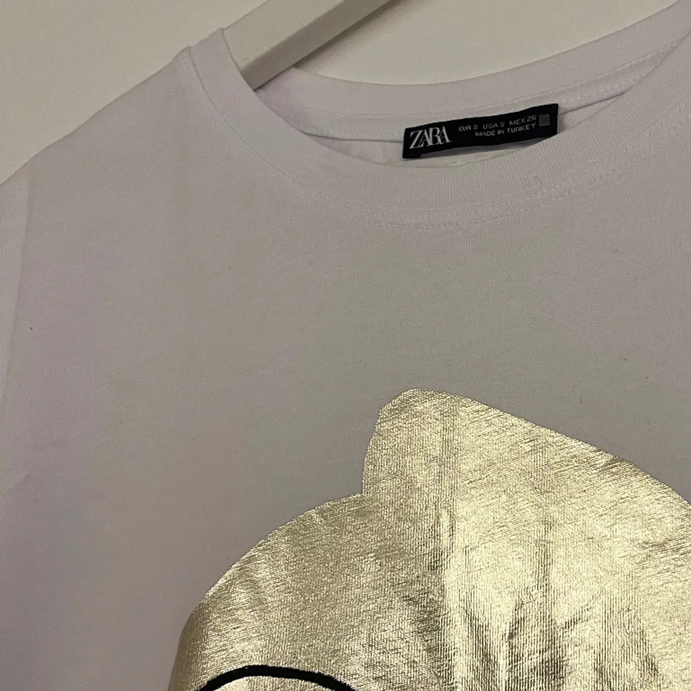 Populär t-shirt ifrån Zara, endast använd en gång. Säljer då den inte kommer till användning☺️. T-shirts.
