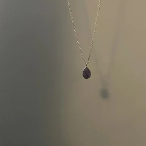 Superfint halsband - Säljer detta halsband som är silrigt och lila. Säljer för 65kr