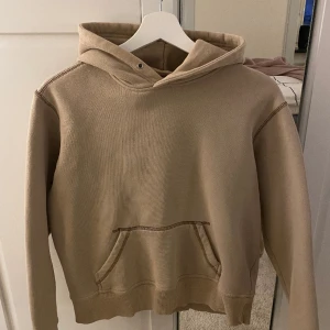 Hoodie - Fin och skön hoodie, köpt på plick för cirka ett år sedan. Säljer då den inte kommer till användning längre. Vet inte märket eller storleken då den inte har någon lapp. Passar däremot mig som oftast har xs/s. Tryck gärna på köp nu!❤️