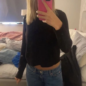 tunn stickad tröja - spegeln som är smutsig och inte tröjan, tröjan har inga defekter