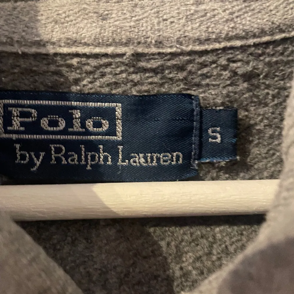 En fin zip tröja från ralph Lauren som bara hänger i garderoben, kommer ej till användning.⭐️Köptes på nk för några år sedan men just denna modell sälja ej längre🙅‍♀️. Nypris är 1799 säljer nu för bara 699✨Den är i storlek S men kan nog passa upp mot M🔥. Tröjor & Koftor.