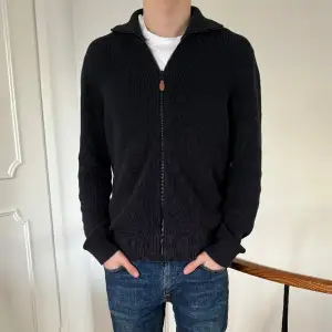 Morris tröja svart/marinblå, storlek M, otroligt snygg och enkel och matcha med. Referens: Killen på bilden är ca 178 cm lång. Hör av dig vid funderingar! 🙌