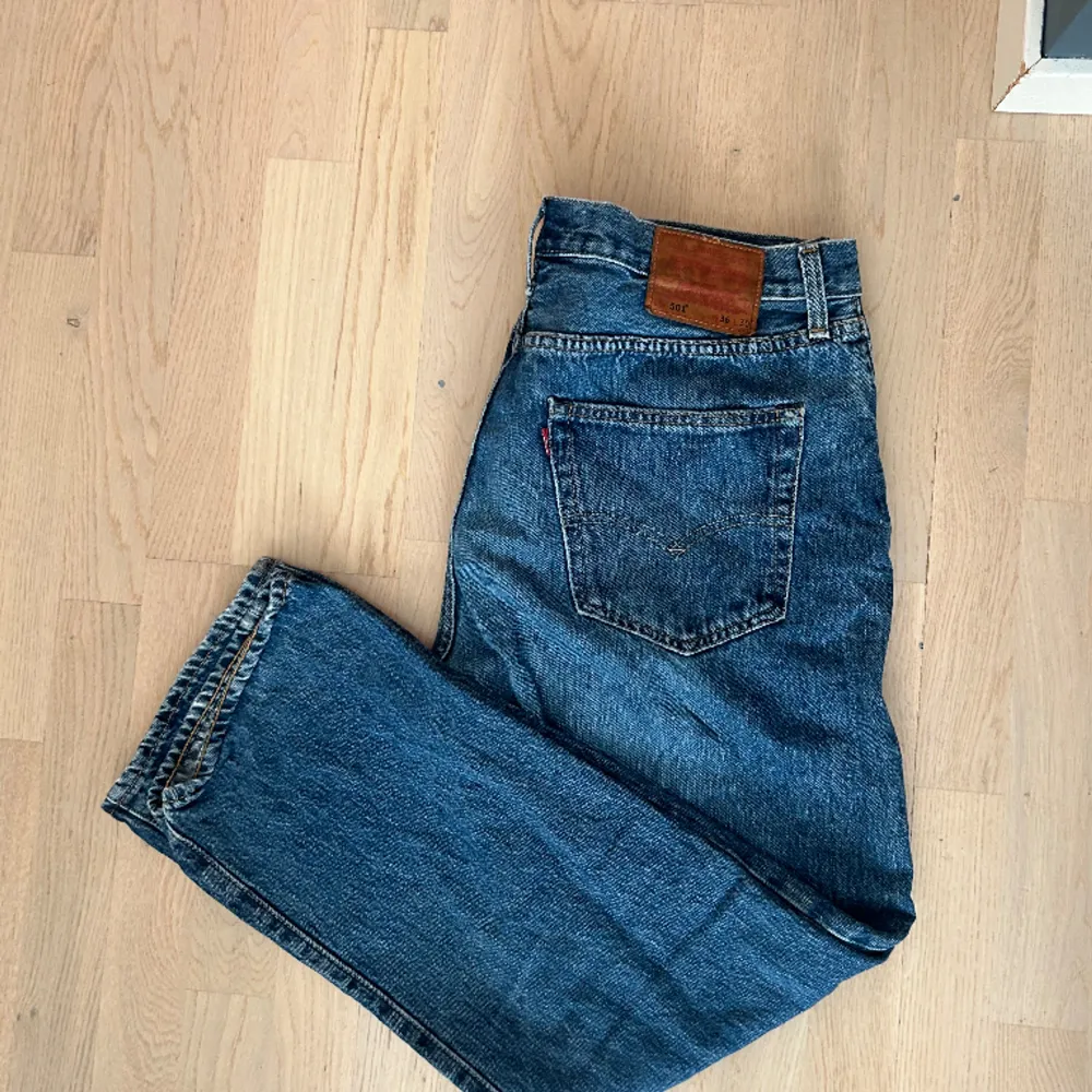 Jättesnygga Levis 501 premium jeans. De är köpta second hand och är i ett jättefint skick, de passar både män och kvinnor i storlek W36 L30. Jeans & Byxor.
