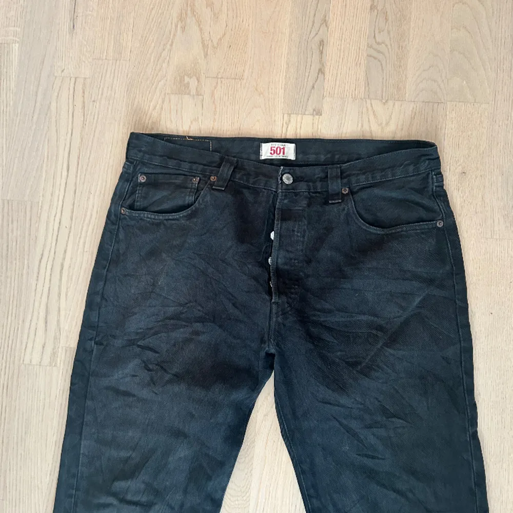 Fina svarta 501 Levis jeans som är raka i modellen. De är i väldigt bra skick, passar både män och kvinnor och är i storlek W36 L32. Jeans & Byxor.