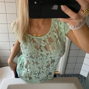 spets topp - så otroligt söt spetstopp från gina (som ej går att köpa längre) i en gräddig ljusgrön färg, underbar till sommaren!💓