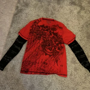 Röd MMA Elite tröja med svarta ärmar  - Sjuk MMA Elite som är i bra skick förutom ett litet hål i ryggen (se bilder)  (KAN PRATA OM PRIS)