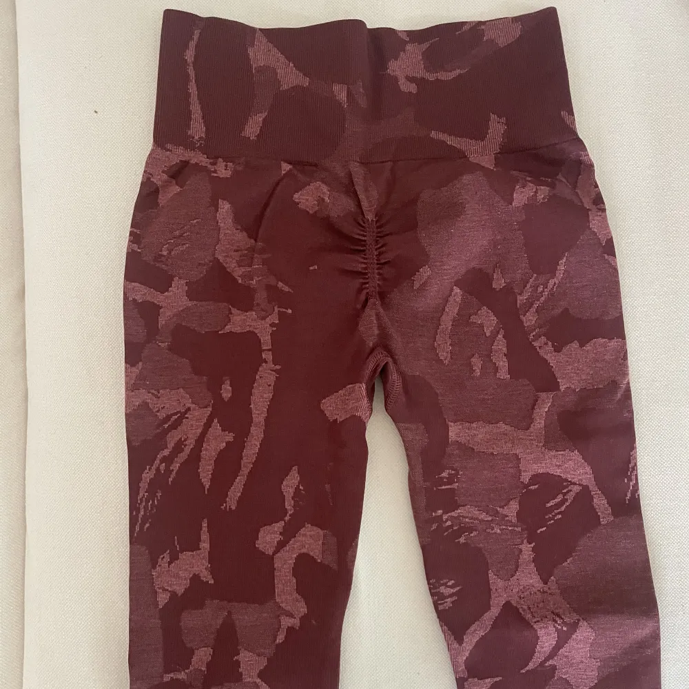 Seamless tights med scrunch från Gymshark i en superfin vinröd färg! Normal i storlek 🤌🏻. Jeans & Byxor.