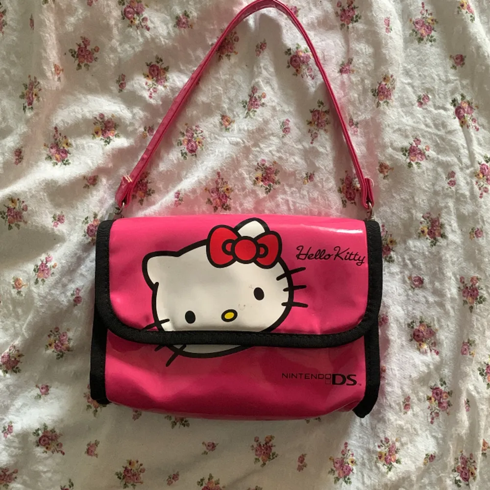 Rosa Hello Kitty väska i bra skick!!💕 lite smutsig som man kan se (första bilden) men det går att få bort!! 💕 TRYCK INTE PÅ KÖP NU!!. Väskor.