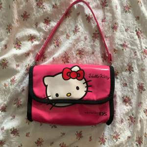 Rosa Hello Kitty väska i bra skick!!💕 lite smutsig som man kan se (första bilden) men det går att få bort!! 💕 TRYCK INTE PÅ KÖP NU!!