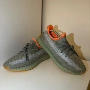 Yeezy Boost 350 V2 Dessert Sage St:42 - Säljer nu mina Yeezy Boost 350 V2 Dessert Sage i storlek 42. Väldigt svåra att få tag på speciellt i detta skicket då de är använda en gång. Nypris ca 4500kr, mitt pris 1999kr
