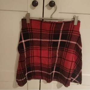Röd kjol från hm i storlek146/152 (12-14år). Den är dock väldigt stretchig så passar mig som har xs-s. Använd 1 gång så i väldigt fint skick, säljer eftersom att den inte längre kommer till användning.🥰skriv vid funderingar.