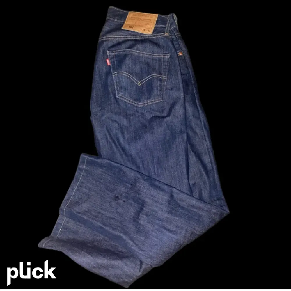 Mörkblå Levis 501 i bra skick,säljs för de inte passar längre,skriv för fler bilder . Jeans & Byxor.