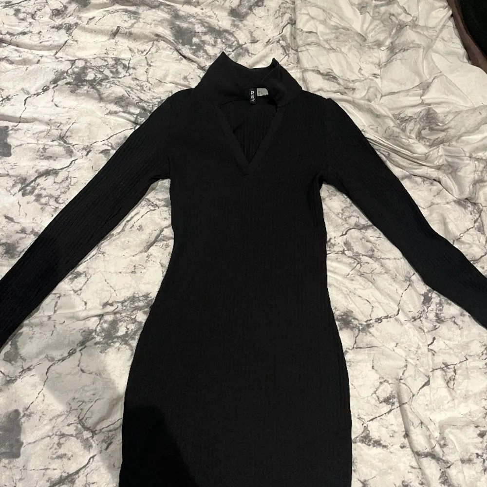 Säljer en oanvänd, svart, elegant klänning från H&M i stl. S Säljer för 100kr+frakt (kan ev mötas upp)😊. Klänningar.