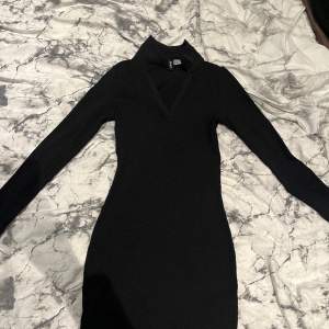 Säljer en oanvänd, svart, elegant klänning från H&M i stl. S Säljer för 100kr+frakt (kan ev mötas upp)😊