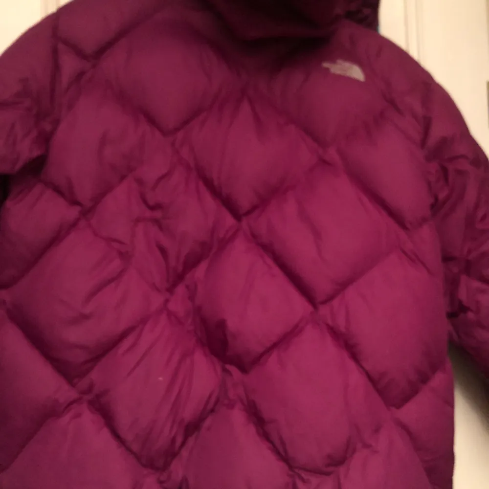 Vändbar dunjacka Northface strlk xs/170 Varm och skön, halvkort modell, slutar strax nedanför midjan 2 mindre märken i lila tyget, rygg och ärm, lagade.. Jackor.